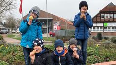 Belohnung nach erfolgreichem Großputz: Kleine Helfer werden für ihre engagierte Teilnahme an der Schwaneweder Aufräumaktion mit Eis belohnt. Foto: eb