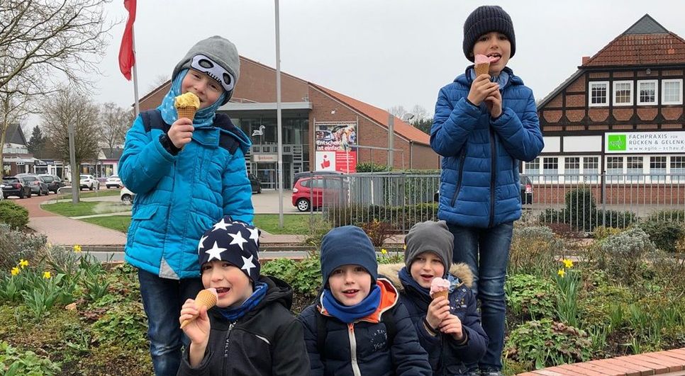 Belohnung nach erfolgreichem Großputz: Kleine Helfer werden für ihre engagierte Teilnahme an der Schwaneweder Aufräumaktion mit Eis belohnt. Foto: eb