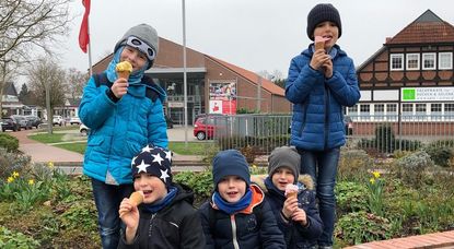 Belohnung nach erfolgreichem Großputz: Kleine Helfer werden für ihre engagierte Teilnahme an der Schwaneweder Aufräumaktion mit Eis belohnt.  Foto: eb