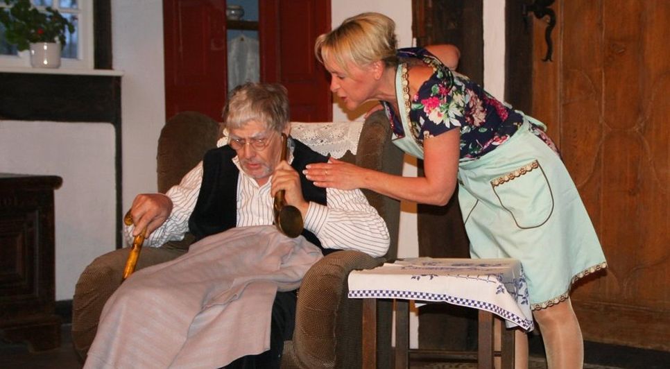 Im Stück „Dat Hörrohr“ wird Opa Meiners von Erwin Bornemann gespielt. Schwiegertochter Bertha (Christa Kuttler) muss dem Opa jedes Wort ins altmodisches Hörrohr schreien. Foto: mr