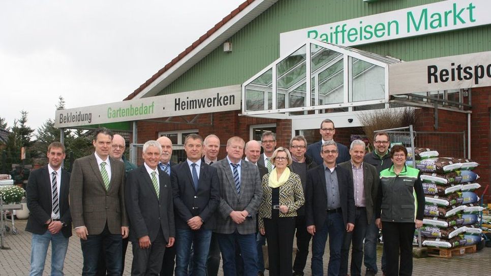 Geschäftsführer Dr. Hauke Bronsema begrüßte zur Einweihung des Lamstedter Raiffeisen-Marktes zahlreiche Gäste.  Foto: sla
