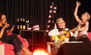 „Fire“ spürte Steff Heinken eine Liedlänge für Jens Büntemeyer unter den Augen von Tina Härtel (links).  Foto: ek