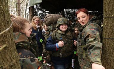 Probetragen der Bundeswehrausrüstung: Junge Mädchen besuchten beim bundesweiten Girls‘Day das Logistikzentrum der Bundeswehr in Osterholz-Scharmbeck.  Foto: eb