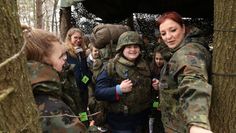 Probetragen der Bundeswehrausrüstung: Junge Mädchen besuchten beim bundesweiten Girls‘Day das Logistikzentrum der Bundeswehr in Osterholz-Scharmbeck.  Foto: eb