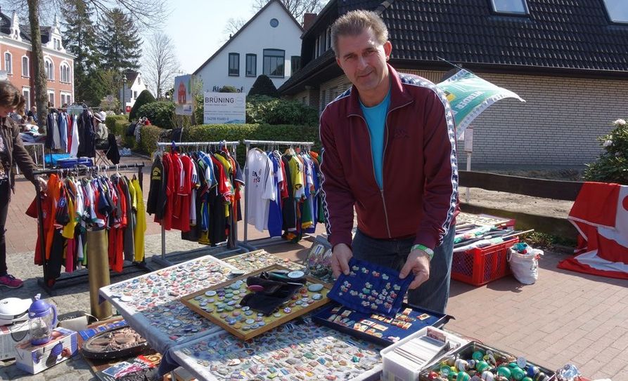 An die 2.000 Anstecker, Fahnen und Trikots aller Fußballvereine und bot der Werderfan Joachim Cordes auf dem Flohmarkt an.  Foto: ui