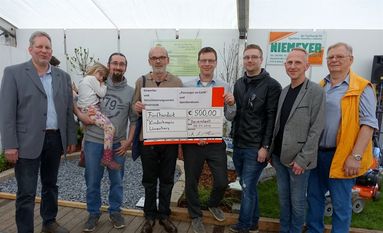 v.l.: Rolf Müller, Gewerbe-und Verschönerungsverein, Robert Stampaert mit Tochter Laura von der Band Passenger on Earth, Siegfried Held, Kinderhospiz Löwenherz, Andreas Neufeld, Gewerbe- Verschönerungsverein, Martin Ihns und Stefan Likendey, Passenger on Earth, sowie Uwe Scheper vom Gewerbe und Verschönerungsverein.  Foto: khe
