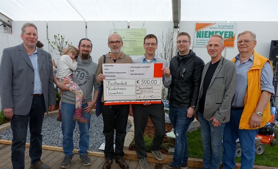 v.l.: Rolf Müller, Gewerbe-und Verschönerungsverein, Robert Stampaert mit Tochter Laura von der Band Passenger on Earth, Siegfried Held, Kinderhospiz Löwenherz, Andreas Neufeld, Gewerbe- Verschönerungsverein, Martin Ihns und Stefan Likendey, Passenger on Earth, sowie Uwe Scheper vom Gewerbe und Verschönerungsverein.  Foto: khe