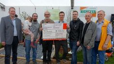 v.l.: Rolf Müller, Gewerbe-und Verschönerungsverein, Robert Stampaert mit Tochter Laura von der Band Passenger on Earth, Siegfried Held, Kinderhospiz Löwenherz, Andreas Neufeld, Gewerbe- Verschönerungsverein, Martin Ihns und Stefan Likendey, Passenger on Earth, sowie Uwe Scheper vom Gewerbe und Verschönerungsverein.  Foto: khe
