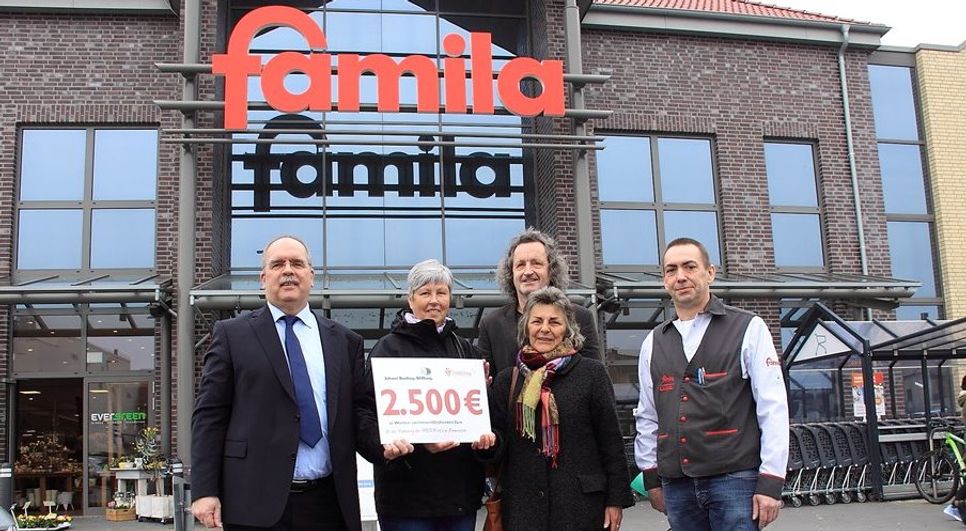 Peter Detmers (l.) überreichte im Beisein des stellvertretenden Famila-Marktleiters Meik Wenzel (r.) die Spende der Bünting-Stiftung gern an die Vorstandsmitglieder vom Tandem e.V. Marianne Regenberg, Ulla Michaelis und Andreas von Glahn.  Foto: ls