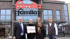 Peter Detmers (l.) überreichte im Beisein des stellvertretenden Famila-Marktleiters Meik Wenzel (r.) die Spende der Bünting-Stiftung gern an die Vorstandsmitglieder vom Tandem e.V. Marianne Regenberg, Ulla Michaelis und Andreas von Glahn.  Foto: ls