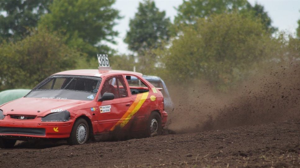 Rasante Rennen, herumfliegender Dreck, zerbeulte Autos und Motorenlärm locken an diesem Wochenende auf einen Acker in Ober Ochtenhausen: Die NAVC-Nord Meisterschaft beginnt.  Foto: eb