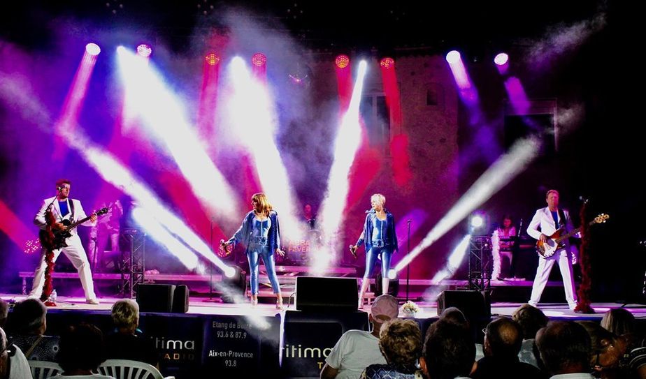 Das Konzert von Abba Fever ist zwar bestuhlt, bei hits wie „Mamma Mia“ und Co. dürfte es aber kaum einen auf seinen Platz halten. Foto: Kulturgipfel