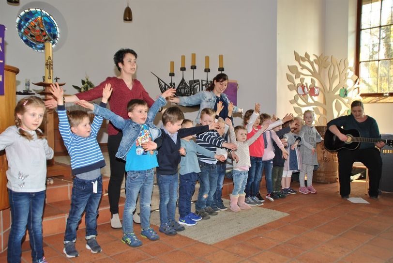 „Gottes Liebe ist so wunderbar“ präsentierten die Kleinen vom Kindergarten Schmetterlingswiese  beim Gemeindefest unter der Leitung von Saskia Berges (r.) mit viel Freude. Foto: uml