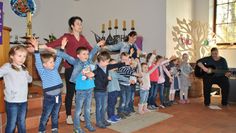 „Gottes Liebe ist so wunderbar“ präsentierten die Kleinen vom Kindergarten Schmetterlingswiese  beim Gemeindefest unter der Leitung von Saskia Berges (r.) mit viel Freude. Foto: uml