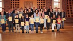 Sie stehen stellvertretend für alle sportlich und ehrenamtlich Aktiven in Bremervördes Sportvereinen. Bürgermeister Detlev Fischer (Mitte mit Amtskette) stellte sich gern zu ihnen.  Foto: ls
