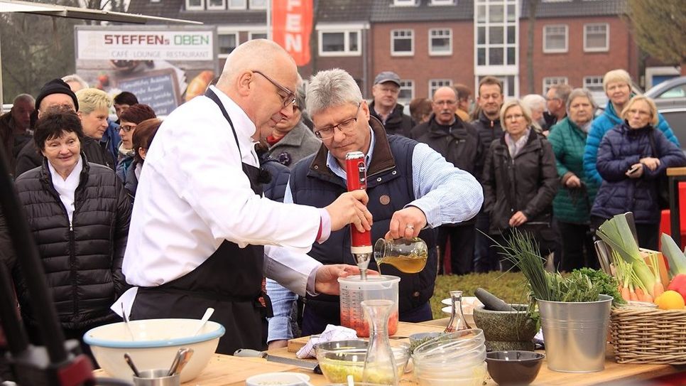 Zwei Köche zum Anfassen: Rainer Sass und der Erbsensuppenkönig von Bremervörde Manni bruzzeln zusammen auf dem Bremervörder Markt.  Foto: ls