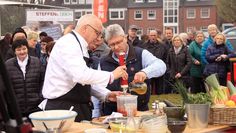 Zwei Köche zum Anfassen: Rainer Sass und der Erbsensuppenkönig von Bremervörde Manni bruzzeln zusammen auf dem Bremervörder Markt.  Foto: ls