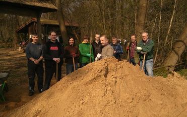 Tatkräftig packten die freiwilligen Helfer an, um das Gelände sommerfit zu machen. Foto: eb