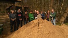 Tatkräftig packten die freiwilligen Helfer an, um das Gelände sommerfit zu machen. Foto: eb