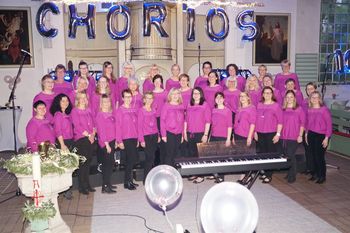 Gut gelaunt und stimmgewaltig war es Zeit für Konfetti. CHORios Gnarrenburg wurde „10“ und gab ein großes Jubiläumskonzert in der sehr gut besuchten Gnarrenburger Paulus-Kirche.  Foto: eb