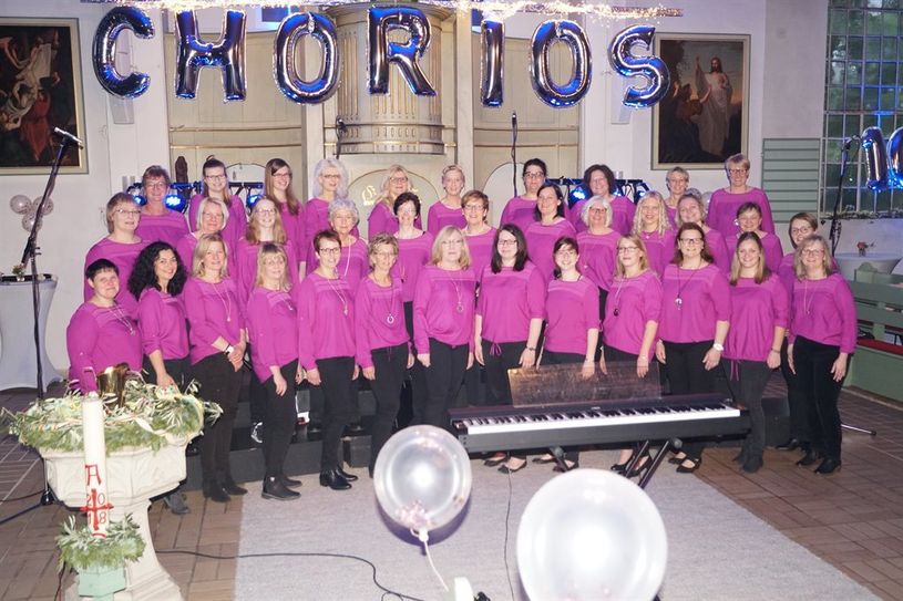 Gut gelaunt und stimmgewaltig war es Zeit für Konfetti. CHORios Gnarrenburg wurde „10“ und gab ein großes Jubiläumskonzert in der sehr gut besuchten Gnarrenburger Paulus-Kirche.  Foto: eb