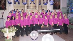 Gut gelaunt und stimmgewaltig war es Zeit für Konfetti. CHORios Gnarrenburg wurde „10“ und gab ein großes Jubiläumskonzert in der sehr gut besuchten Gnarrenburger Paulus-Kirche.  Foto: eb