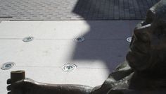 Mit Blick auf das neue beleuchtete Wasserspiel: Die Plastik „Der Wassertrinkerbrunnen“  von Claus Homfeld.   Foto: (pvio)