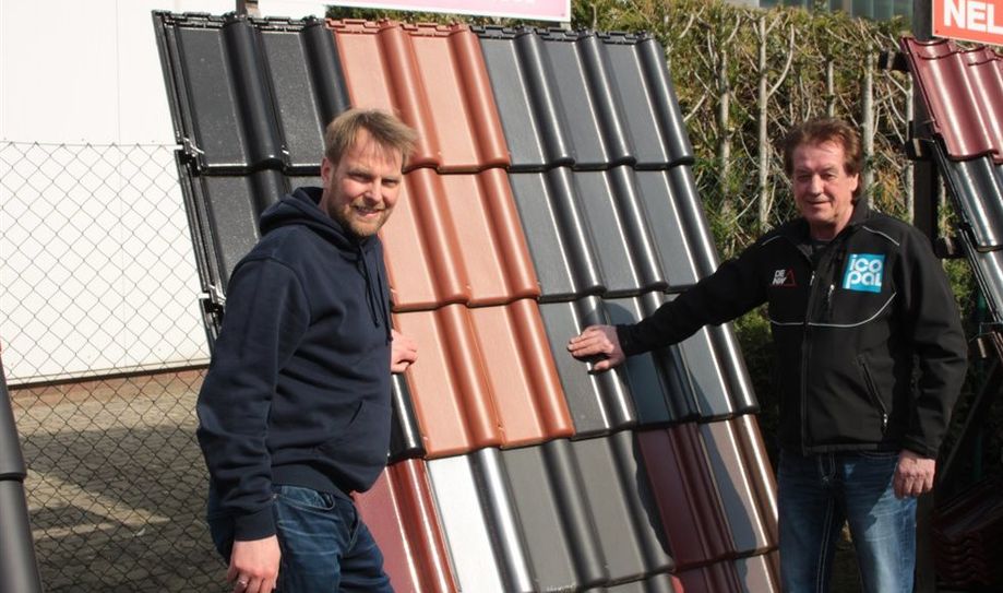 Gibt die Arbeit mit den Pfannen weiter: Hartmut Brummerhop verkaufte sein Unternehmen Brummerhop Bedachungen an Marcel Wietis. Die bekannte Dachdeckerei heißt nun Dachdeckerei Brummerhop GmbH &amp; Co KG.  Foto: (pvio)