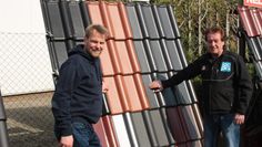 Gibt die Arbeit mit den Pfannen weiter: Hartmut Brummerhop verkaufte sein Unternehmen Brummerhop Bedachungen an Marcel Wietis. Die bekannte Dachdeckerei heißt nun Dachdeckerei Brummerhop GmbH &amp; Co KG.  Foto: (pvio)