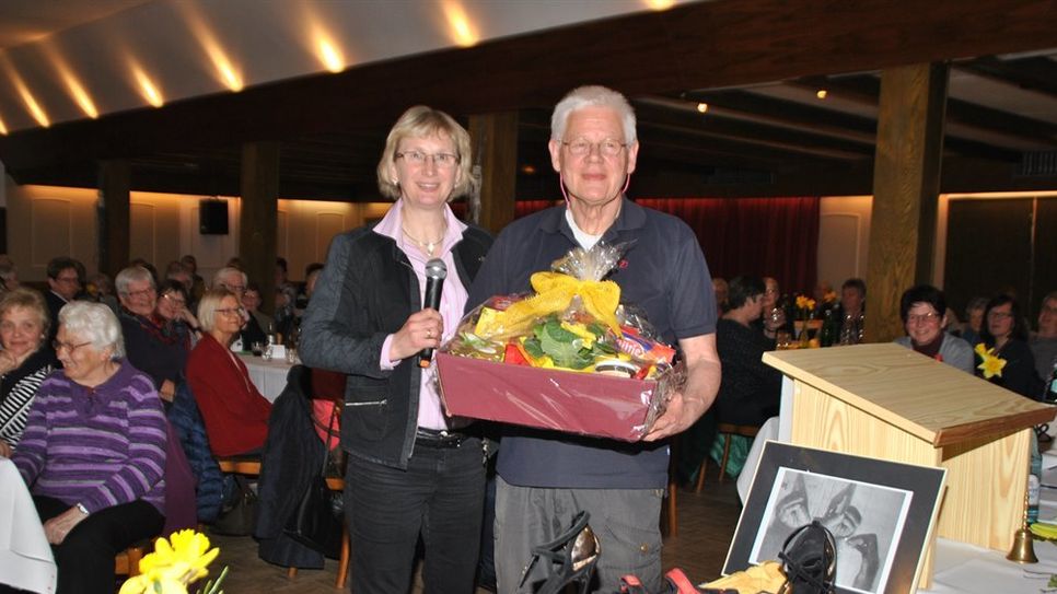 Schuhe jeder Art begeisterten Margret Börger und Dr. Kwapisz beim Vortrag „Zeigt her Eure Füße“ in Iselersheim.  Foto: uml