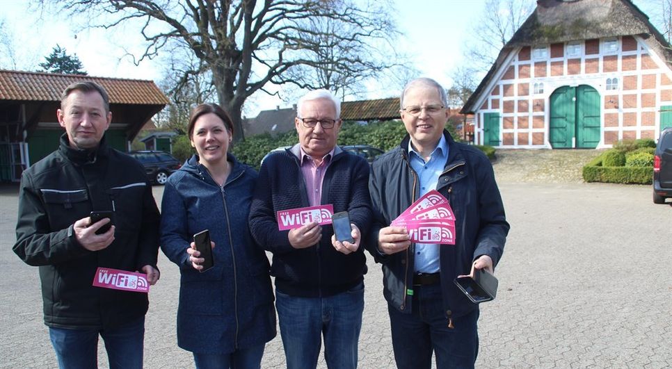 Im Bereich des Heimathauses zwischen Kita, Kirche, Feuerwehr und Schulsportplatz wurde ein kostenloses WLan Netz in Iselersheim installiert. Grund zur Freude für Stadtratsmitglied Stefan Detjen, Mareike Wilshusen, Fachbereich Stadtentwicklung, Ortsratmitglied Klaus-Günter Schwarz und Ortsvorsteher Hermann Röttjer.  Foto: im