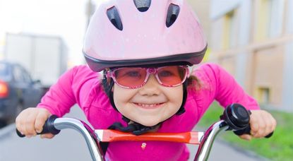 Der ADFC veranstaltet mit der Polizeistation Hambergen, der Verkehrswacht und anderen den Fahrradfrühling. Eines der diesmaligen Themen am Aktionstag: Der Helm. Foto: Adobestock/yanlev