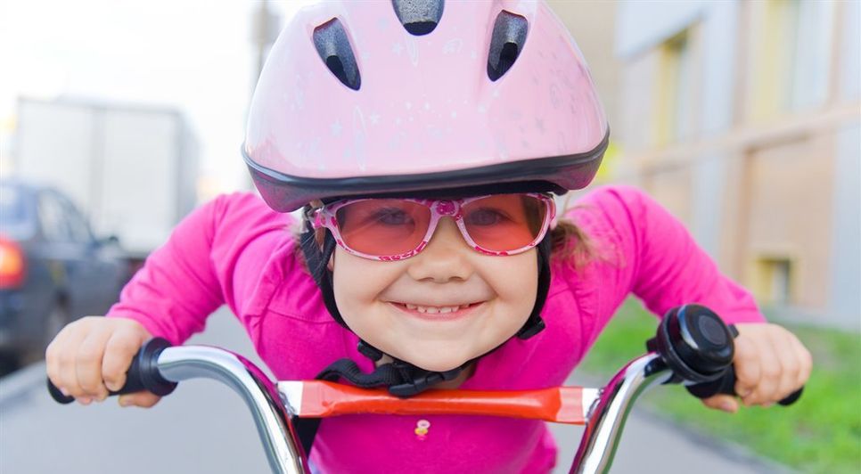 Der ADFC veranstaltet mit der Polizeistation Hambergen, der Verkehrswacht und anderen den Fahrradfrühling. Eines der diesmaligen Themen am Aktionstag: Der Helm.  Foto: Adobestock/yanlev