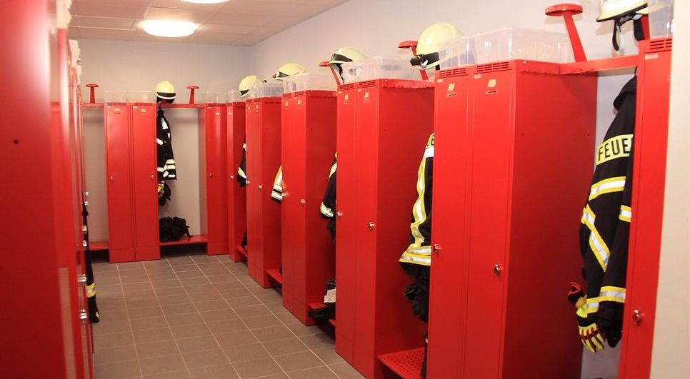 Ortsbrandmeister Danny Waltersdorf ist glücklich über das neue Feuerwehrgerätehaus: „Wir haben keine Wünsche mehr offen.“ In den neuen Umkleideräumen kann nun auch die Montur untergebracht und musss nicht mehr mit nach Hause genommen werden.
 Foto: ls