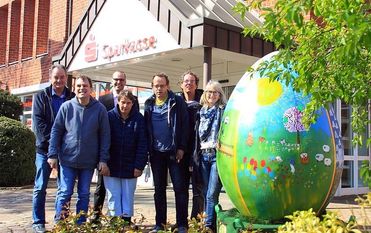 Jens Gerken (2.v.l. hinten) freut sich über das bunte Osterei, das ihm das Team des Vördewerkes Selsingen überbrachte.  Foto: ls