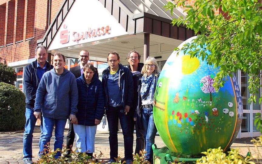 Jens Gerken (2.v.l. hinten) freut sich über das bunte Osterei, das ihm das Team des Vördewerkes Selsingen überbrachte.  Foto: ls