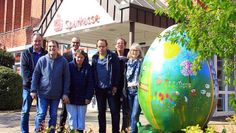 Jens Gerken (2.v.l. hinten) freut sich über das bunte Osterei, das ihm das Team des Vördewerkes Selsingen überbrachte.  Foto: ls