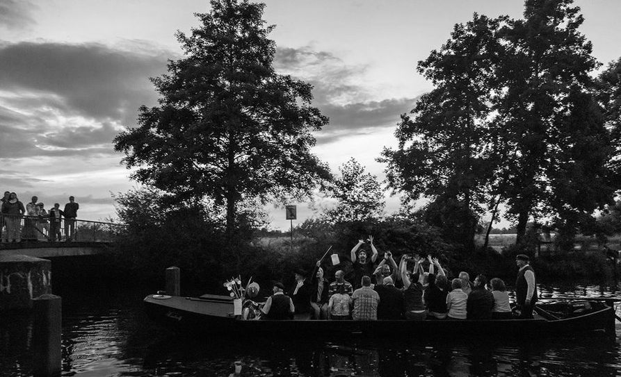 Dem Vollmond entgegen: Auch dieses Jahr können Interessierte Torfkahntouren bei Nacht unternehmen und die Landschaft auf einmalige Weise erleben. Foto: eb.