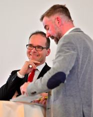 Der Kultusminister Grant Hendrik Tonne kommt zur Diskussion in die DRK Kindertagesstätte Wümmekieker.  Foto: Tom Figiel