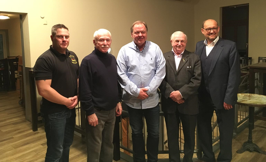 Der GdP-Kreisgruppenvorsitzende Robin Böttcher, Vertreter der Pensionäre Günter Frankenfeld, Frank Harms, Werner Kuck und der Vorsitzende der GdP-Bezirksgruppe Oldenburg Jörg Mildahn bei der Ehrung.  Foto: eb