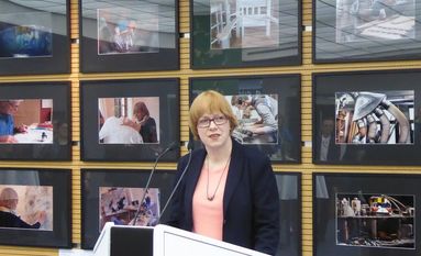 Regina Berndt erläutert bei ihrer Einführung das Foto-Projekt „Arbeitswelten“. Die Bilder sind noch bis zum 5. Juli im Kreishaus zu sehen.  Foto: hc