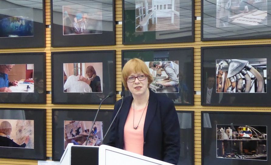 Regina Berndt erläutert bei ihrer Einführung das Foto-Projekt „Arbeitswelten“. Die Bilder sind noch bis zum 5. Juli im Kreishaus zu sehen.  Foto: hc