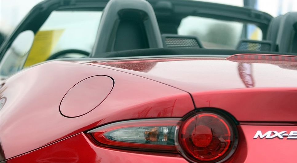 Klein, süß, rot: Nicht nur Lack und Leder der neuesten Variante des mittlerweile 30-jährigen Dauerläufers MX5 aus dem Hause Mazda war auf der Autobörse live zu sehen.  Foto: ek