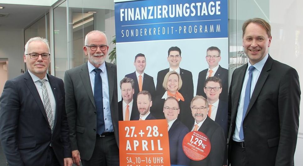 Freuen sich auf die siebte Auflage der Finanzierungstage der Volksbank Osterholz-Bremervörde in der Alte Straße: Finanzierungsspezialist Andreas Klein, Regionaldirektor Frank Wassermann und Marketingleiter Jens Themsen (von links).   Foto: ue