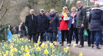 Auf der rund 3,2 km langen Flaniermeile boten rund 300 Aussteller einen bunten Mix von Kunst, Kitsch und kulinarischen Gaumenfreuden.  Foto: im