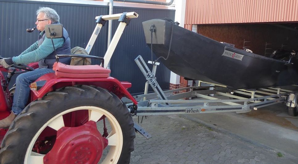 Auf geht es Richtung Wasser und somit zum Saisonstart für die Torfkahnfahrten! Das Manövrieren aus dem Winterlager erfordert Maßarbeit (oben). 
Der erste Wasserkontakt für die „Moorfee“ - jedes Jahr wieder ein spannender Moment (rechts).  Fotos: hc
