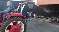 Auf geht es Richtung Wasser und somit zum Saisonstart für die Torfkahnfahrten! Das Manövrieren aus dem Winterlager erfordert Maßarbeit (oben). 
Der erste Wasserkontakt für die „Moorfee“ - jedes Jahr wieder ein spannender Moment (rechts).  Fotos: hc