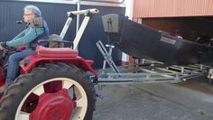 Auf geht es Richtung Wasser und somit zum Saisonstart für die Torfkahnfahrten! Das Manövrieren aus dem Winterlager erfordert Maßarbeit (oben). 
Der erste Wasserkontakt für die „Moorfee“ - jedes Jahr wieder ein spannender Moment (rechts).  Fotos: hc