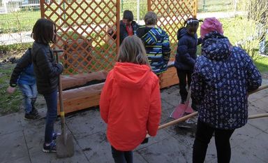 Mit der Pflanzaktion verschönern die Kinder im Rahmen des diesjährigen Sprachcamps die Terrasse auf dem Schulgelände der Beethovenschule.  Foto: hc