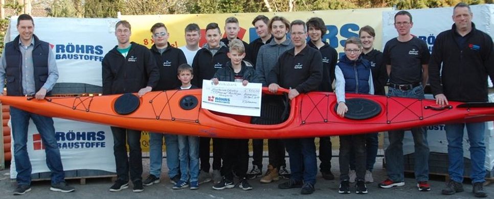 Die Freue über das neue Kanu war riesig. Mit der Spende von 550 Euro konnte es finanziert werden.  Foto: eb